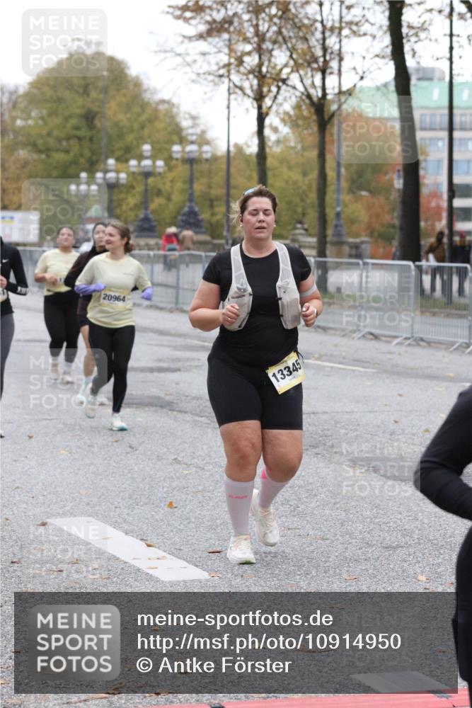 25.10.2026 - hella hamburg halbmarathon Antke Förster http://msf.ph/oto/10914950 25.10.2026 12:27:46 Lombardsbrücke 19151, 13345, 17241, 20964, 32773 meine-sportfotos.de