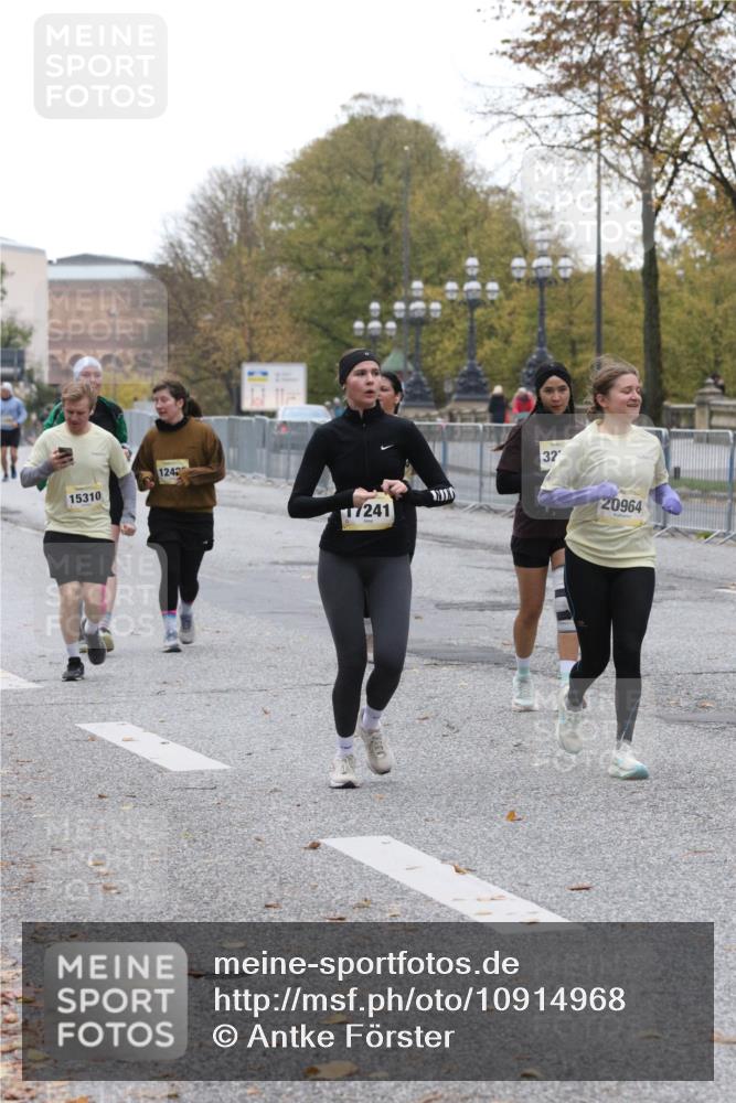 25.10.2026 - hella hamburg halbmarathon Antke Förster http://msf.ph/oto/10914968 25.10.2026 12:27:47 Lombardsbrücke 13345, 20964, 17241, 32773 meine-sportfotos.de