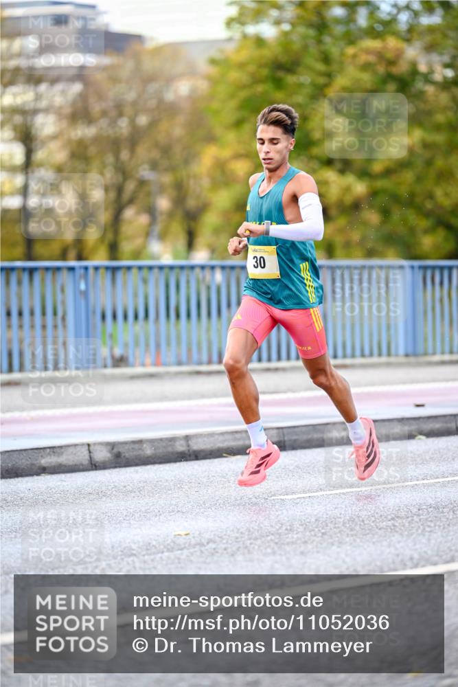 25.10.2026 - hella hamburg halbmarathon Dr. Thomas Lammeyer http://msf.ph/oto/11052036 25.10.2026 10:09:36 Kennedybrücke 30 meine-sportfotos.de