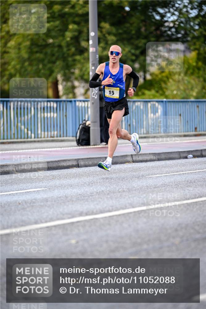 25.10.2026 - hella hamburg halbmarathon Dr. Thomas Lammeyer http://msf.ph/oto/11052088 25.10.2026 10:09:50 Kennedybrücke 3, 15 meine-sportfotos.de