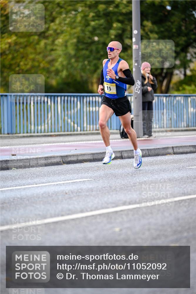 25.10.2026 - hella hamburg halbmarathon Dr. Thomas Lammeyer http://msf.ph/oto/11052092 25.10.2026 10:09:50 Kennedybrücke 15 meine-sportfotos.de