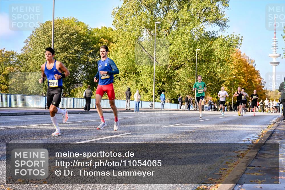 25.10.2026 - hella hamburg halbmarathon Dr. Thomas Lammeyer http://msf.ph/oto/11054065 25.10.2026 10:17:11 Kennedybrücke 25044, 2001, 10760 meine-sportfotos.de