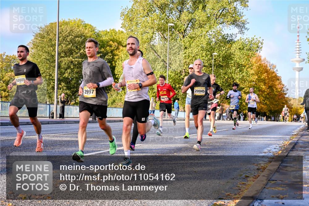 25.10.2026 - hella hamburg halbmarathon Dr. Thomas Lammeyer http://msf.ph/oto/11054162 25.10.2026 10:17:25 Kennedybrücke 10985, 2997, 3060, 20045, 15879 meine-sportfotos.de