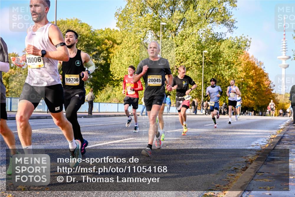 25.10.2026 - hella hamburg halbmarathon Dr. Thomas Lammeyer http://msf.ph/oto/11054168 25.10.2026 10:17:25 Kennedybrücke 35006, 19706, 20045, 8, 3034, 15879, 21479 meine-sportfotos.de