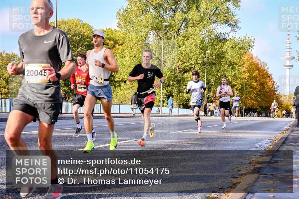 25.10.2026 - hella hamburg halbmarathon Dr. Thomas Lammeyer http://msf.ph/oto/11054175 25.10.2026 10:17:26 Kennedybrücke 20045, 30870, 15879, 21479 meine-sportfotos.de