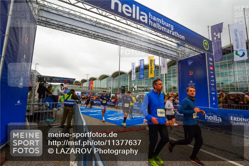 25.10.2026 - hella hamburg halbmarathon LAZAROV Photography http://msf.ph/oto/11377637 25.10.2026 12:27:32 Ziel 32163, 33569, 20179, 32509, 18611, 31755, 10971, 12190, 33976, 35460, 33922, 16275, 9417, 32081 meine-sportfotos.de