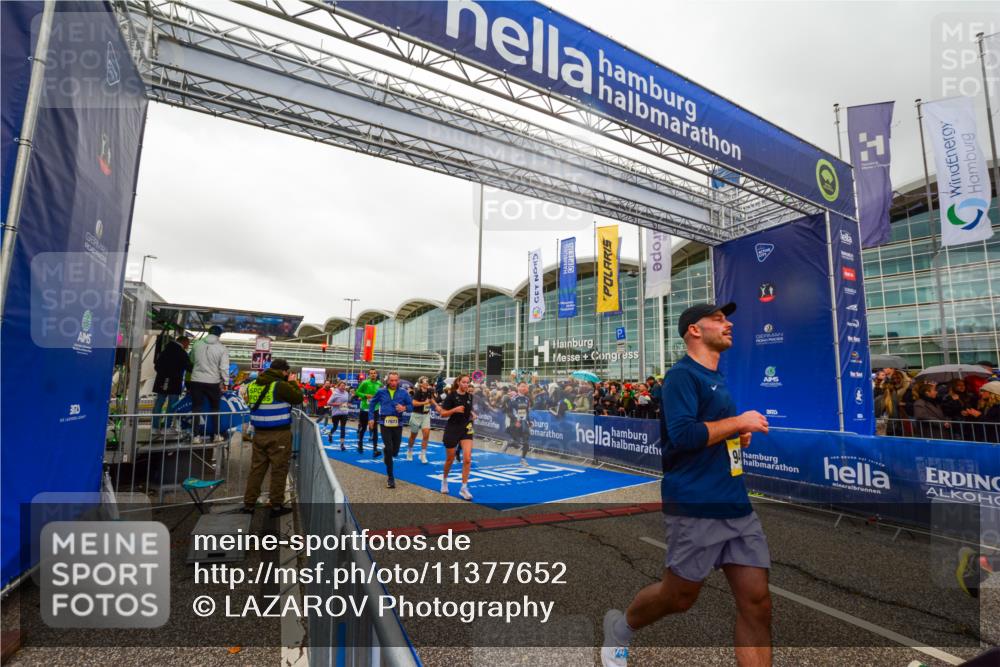 25.10.2026 - hella hamburg halbmarathon LAZAROV Photography http://msf.ph/oto/11377652 25.10.2026 12:27:34 Ziel 12190, 35460, 33976, 33922, 16275, 32081, 9417, 22047, 7945, 20703, 17073, 1840 meine-sportfotos.de
