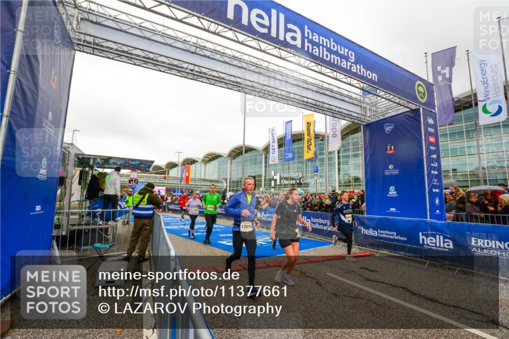 25.10.2026 - hella hamburg halbmarathon LAZAROV Photography http://msf.ph/oto/11377661 25.10.2026 12:27:35 Ziel 33976, 16275, 33922, 35460, 32081, 9417, 22047, 17073, 20703, 1840, 7945, 31951, 3018 meine-sportfotos.de