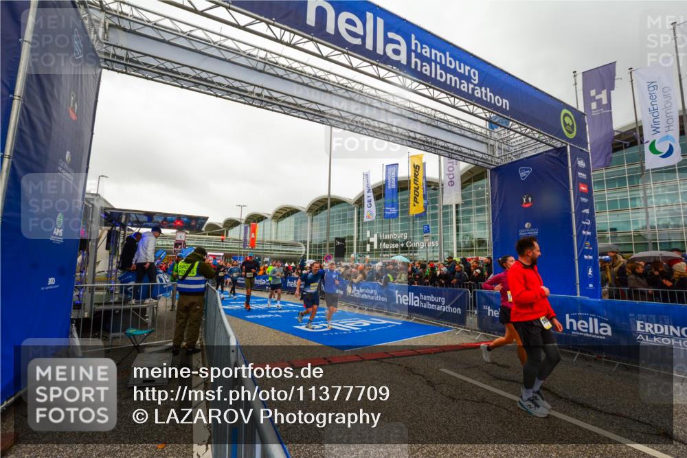 25.10.2026 - hella hamburg halbmarathon LAZAROV Photography http://msf.ph/oto/11377709 25.10.2026 12:27:40 Ziel 21349, 17905, 15461, 22633, 21897 meine-sportfotos.de