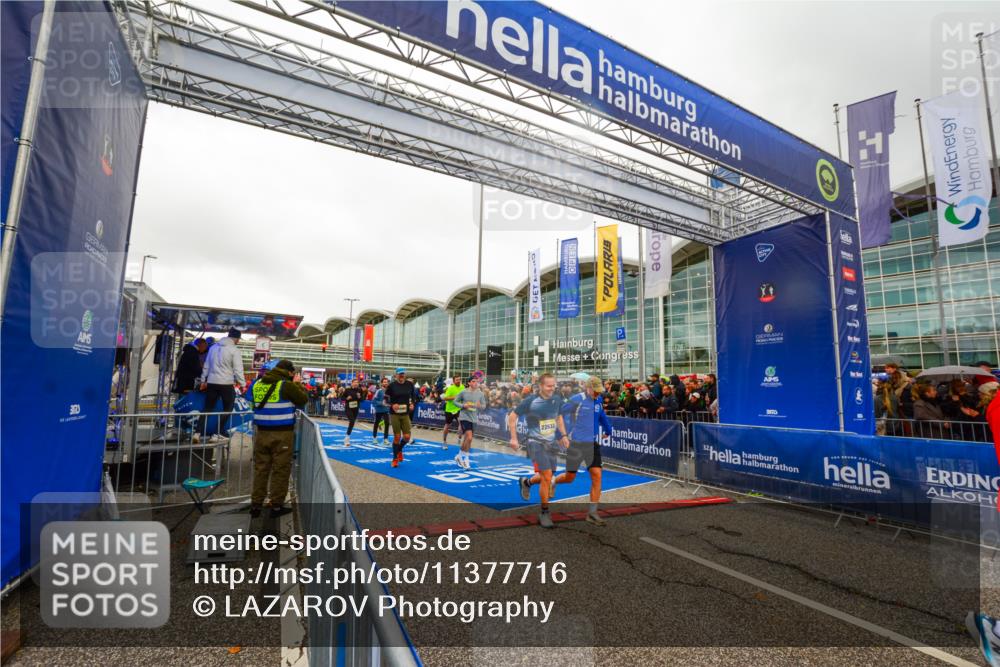 25.10.2026 - hella hamburg halbmarathon LAZAROV Photography http://msf.ph/oto/11377716 25.10.2026 12:27:41 Ziel 17905, 15461, 22633, 21897, 2565, 34980 meine-sportfotos.de