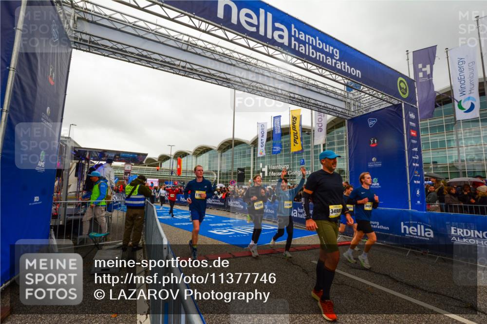 25.10.2026 - hella hamburg halbmarathon LAZAROV Photography http://msf.ph/oto/11377746 25.10.2026 12:27:44 Ziel 21897, 22633, 34980, 2565, 22003, 34347, 4523, 12295, 11563, 16251, 2748 meine-sportfotos.de