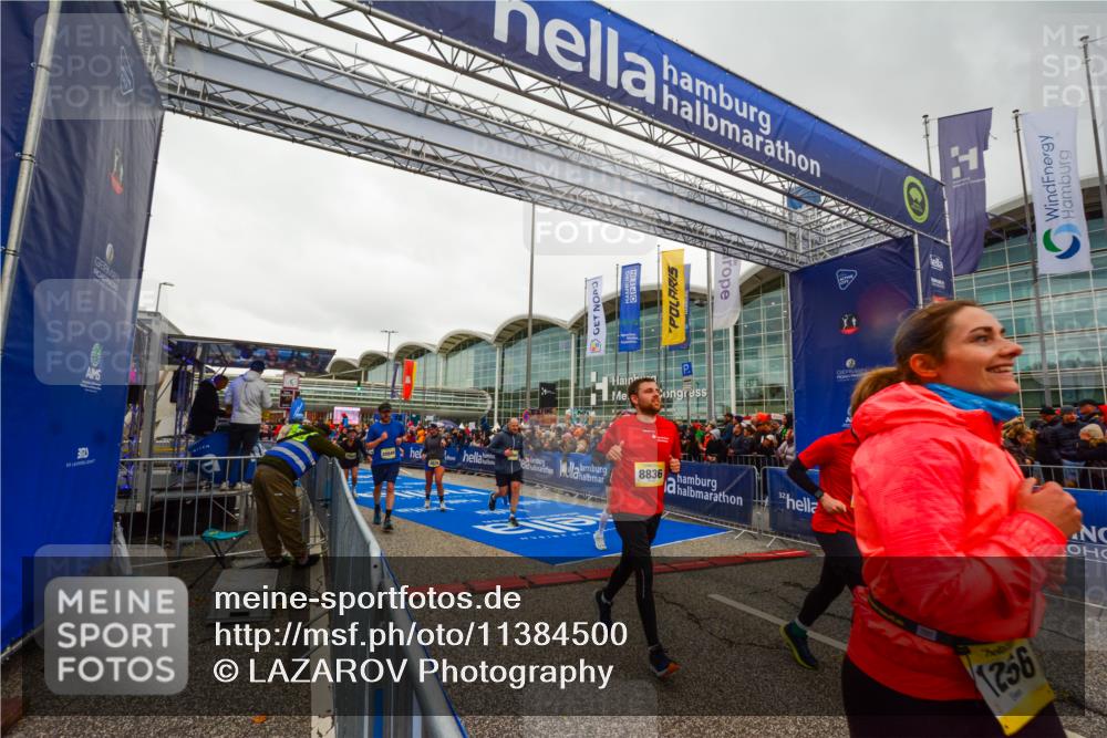 25.10.2026 - hella hamburg halbmarathon LAZAROV Photography http://msf.ph/oto/11384500 25.10.2026 12:26:33 Ziel 24905, 1256, 12807, 23684, 8836, 14320, 32049, 34661 meine-sportfotos.de