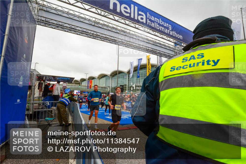 25.10.2026 - hella hamburg halbmarathon LAZAROV Photography http://msf.ph/oto/11384547 25.10.2026 12:26:43 Ziel 18244, 15919, 34983, 7859, 3748, 33403, 3703, 15918, 9378, 23206, 19122, 7002, 19123 meine-sportfotos.de
