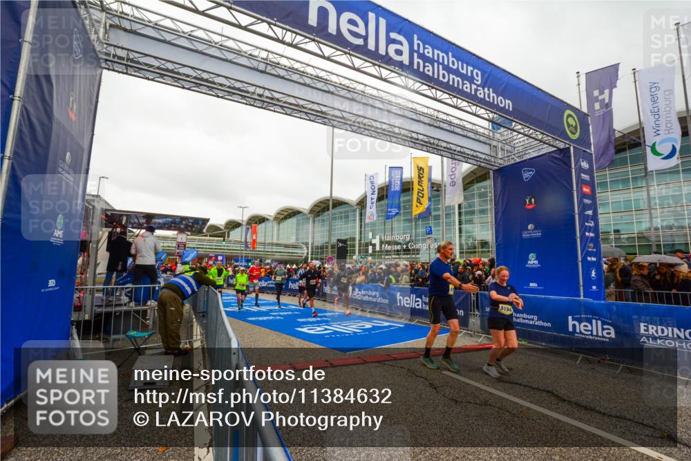 25.10.2026 - hella hamburg halbmarathon LAZAROV Photography http://msf.ph/oto/11384632 25.10.2026 12:27:03 Ziel 2424, 33067, 5195, 5194, 16104, 25052 meine-sportfotos.de