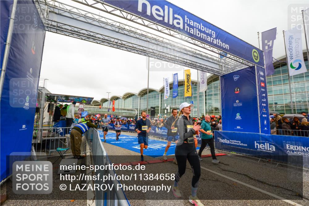 25.10.2026 - hella hamburg halbmarathon LAZAROV Photography http://msf.ph/oto/11384658 25.10.2026 12:27:10 Ziel 24271, 24270, 15904, 20912, 15607, 35501, 6133, 30879, 24756, 16658 meine-sportfotos.de