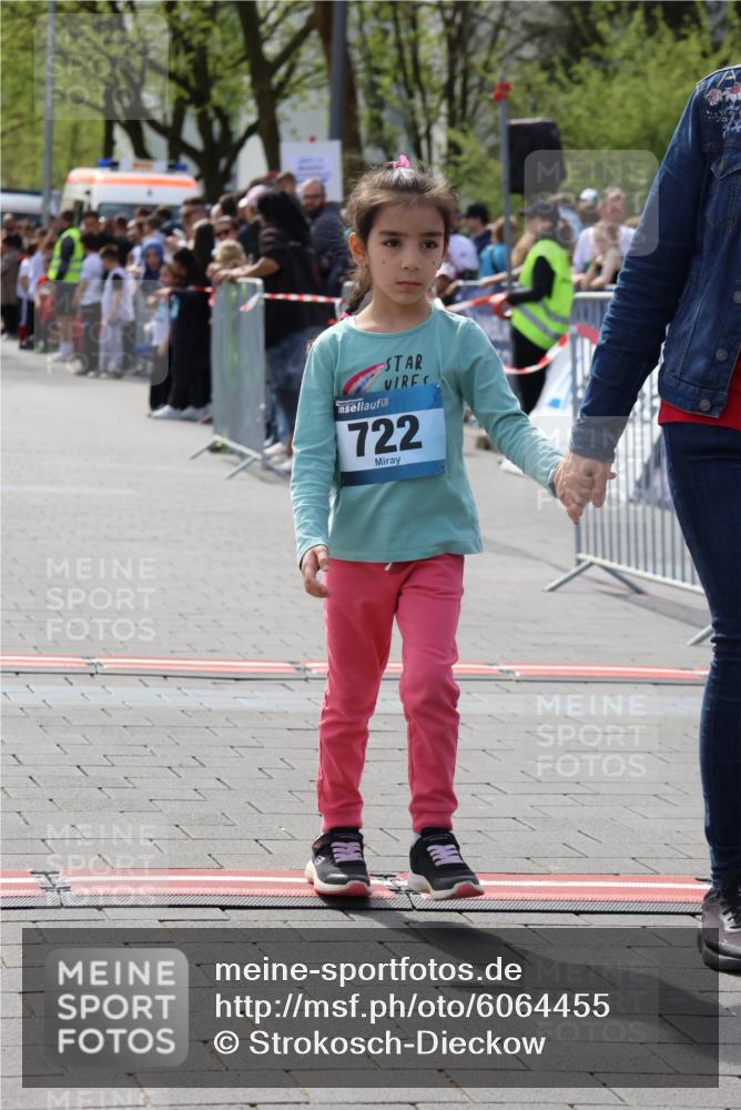 07.04.2024 - 43. Internationalen Wilhelmsburger Insellauf Strokosch-Dieckow http://msf.ph/oto/6064455 07.04.2024 13:14:42 Ziel 722 meine-sportfotos.de