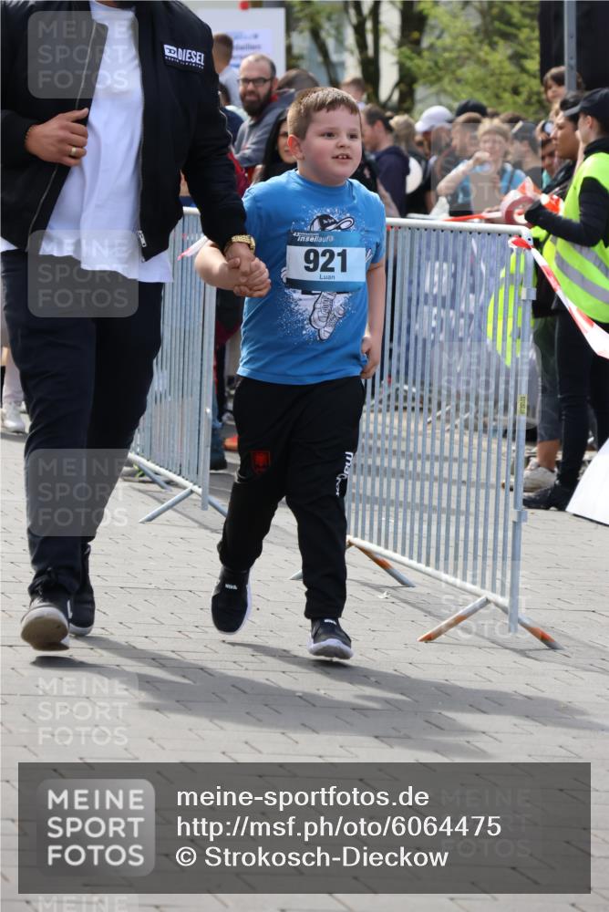 07.04.2024 - 43. Internationalen Wilhelmsburger Insellauf Strokosch-Dieckow http://msf.ph/oto/6064475 07.04.2024 13:13:30 Ziel 921 meine-sportfotos.de