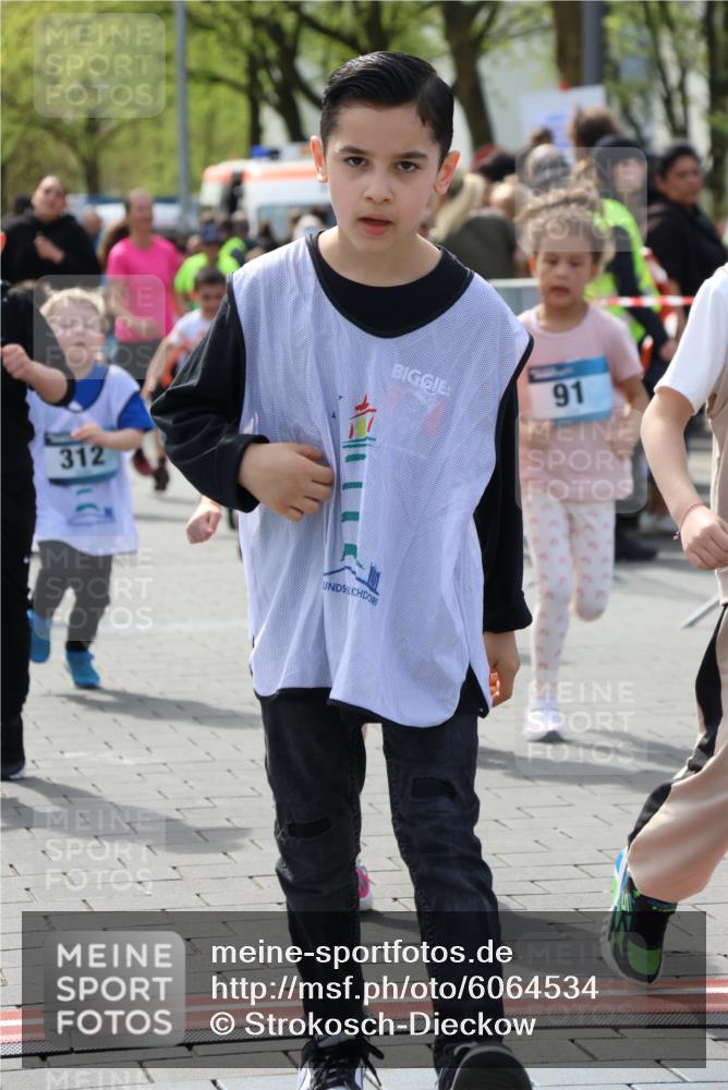 07.04.2024 - 43. Internationalen Wilhelmsburger Insellauf Strokosch-Dieckow http://msf.ph/oto/6064534 07.04.2024 13:11:56 Ziel 91, 103, 145, 228, 298, 300, 312, 316, 390, 588, 625, 675, 704, 705, 719, 723, 724, 726, 749, 753, 764, 906, 926, 927, 933, 1113 meine-sportfotos.de