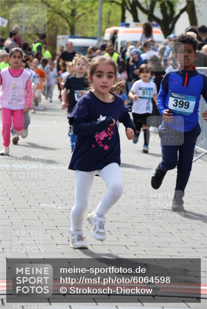 07.04.2024 - 43. Internationalen Wilhelmsburger Insellauf Strokosch-Dieckow http://msf.ph/oto/6064598 07.04.2024 13:10:55 Ziel 39, 81, 90, 94, 168, 169, 180, 292, 310, 313, 329, 375, 399, 414, 589, 598, 645, 718, 725, 728, 743, 752, 760, 899, 904, 905, 913, 924, 1130, 1137 meine-sportfotos.de