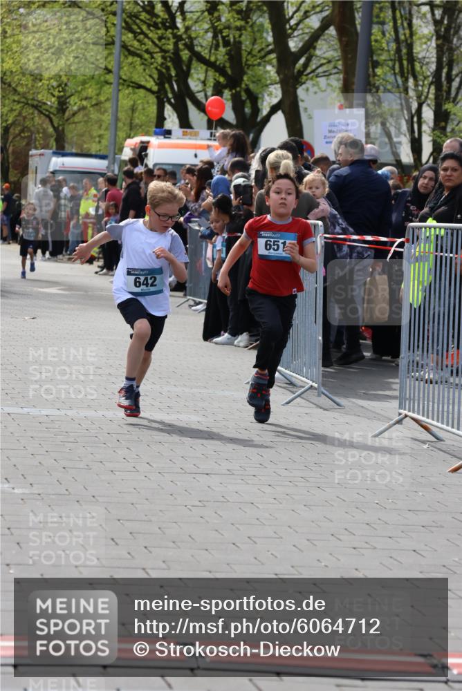 07.04.2024 - 43. Internationalen Wilhelmsburger Insellauf Strokosch-Dieckow http://msf.ph/oto/6064712 07.04.2024 13:09:18 Ziel 642, 651, 1064 meine-sportfotos.de