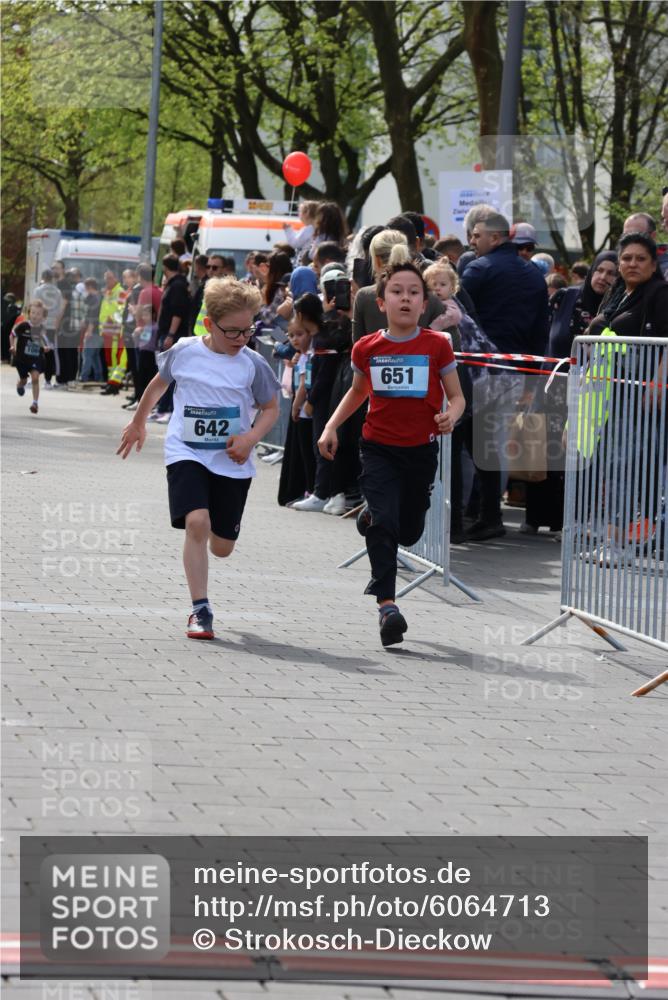 07.04.2024 - 43. Internationalen Wilhelmsburger Insellauf Strokosch-Dieckow http://msf.ph/oto/6064713 07.04.2024 13:09:18 Ziel 642, 651, 1064 meine-sportfotos.de