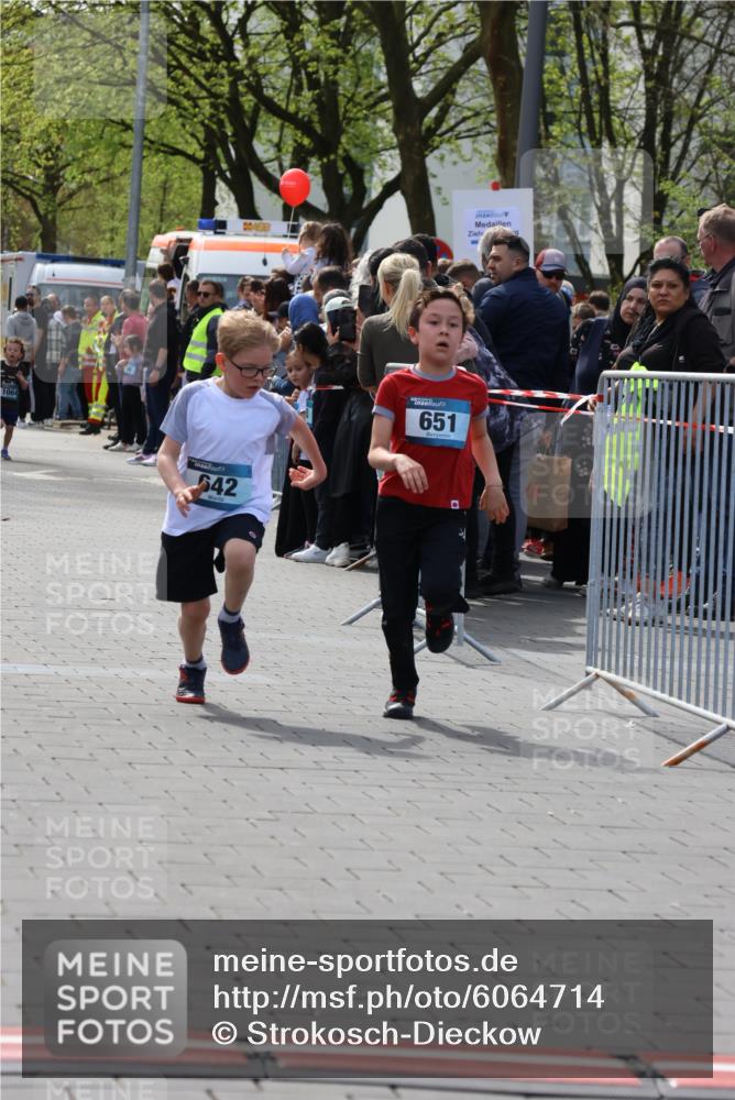 07.04.2024 - 43. Internationalen Wilhelmsburger Insellauf Strokosch-Dieckow http://msf.ph/oto/6064714 07.04.2024 13:09:19 Ziel 642, 651, 1064 meine-sportfotos.de