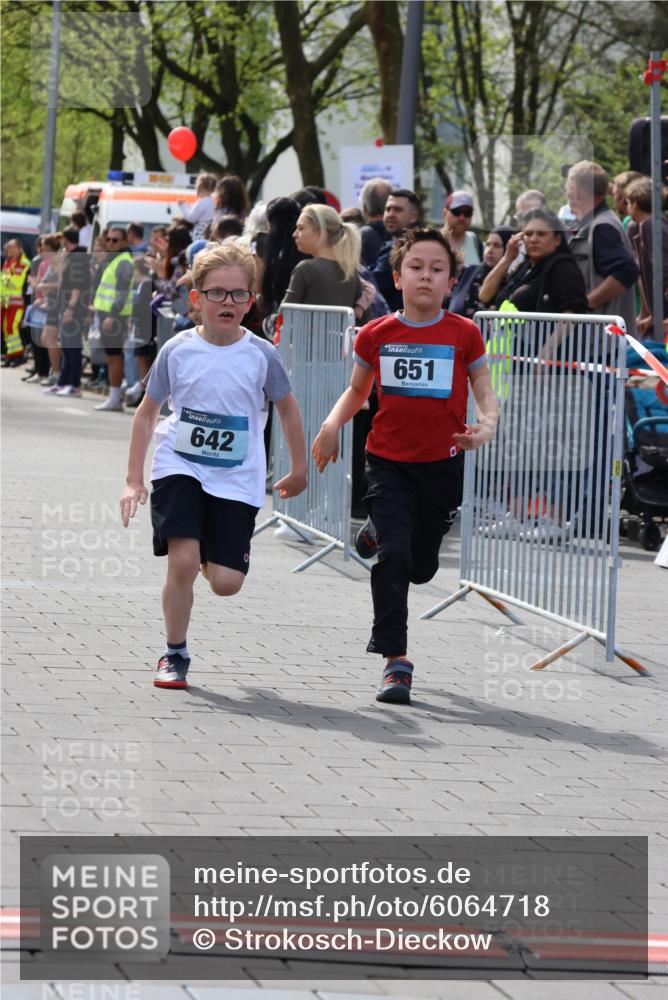 07.04.2024 - 43. Internationalen Wilhelmsburger Insellauf Strokosch-Dieckow http://msf.ph/oto/6064718 07.04.2024 13:09:19 Ziel 642, 651, 1064 meine-sportfotos.de