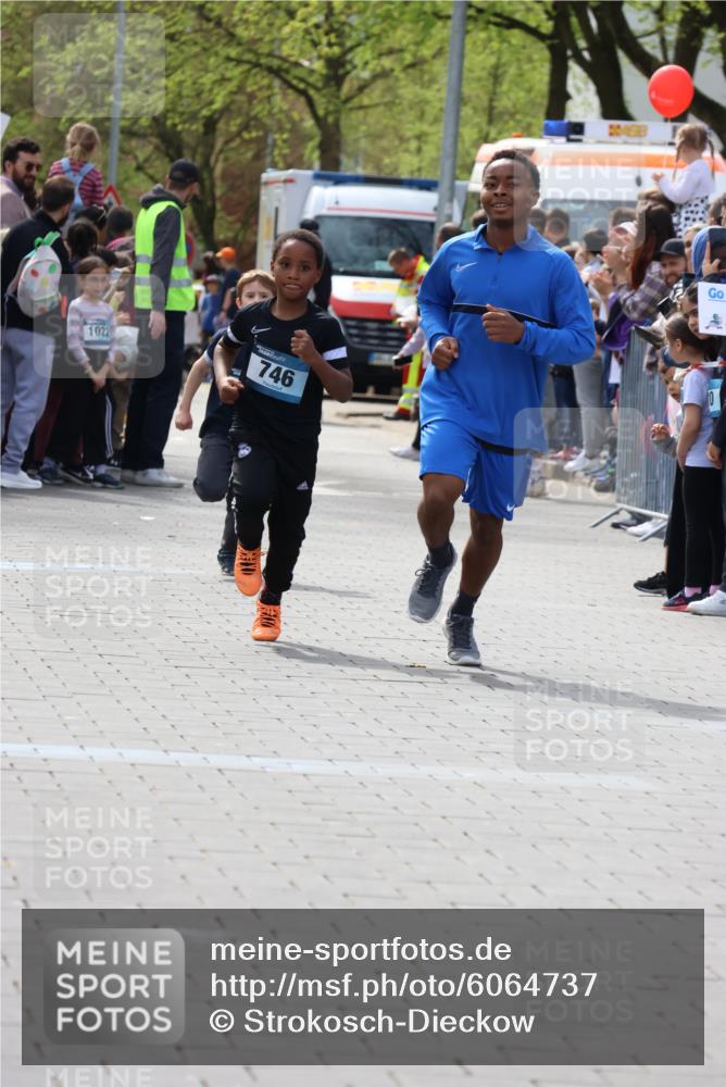 07.04.2024 - 43. Internationalen Wilhelmsburger Insellauf Strokosch-Dieckow http://msf.ph/oto/6064737 07.04.2024 13:08:56 Ziel 15, 597, 628, 746 meine-sportfotos.de