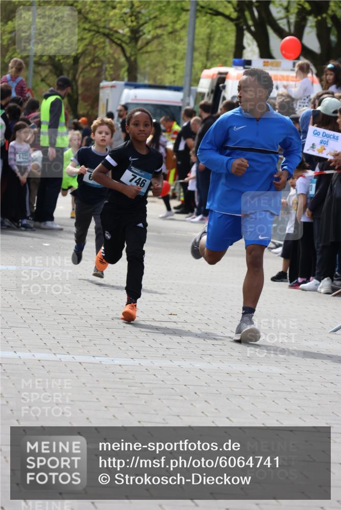 07.04.2024 - 43. Internationalen Wilhelmsburger Insellauf Strokosch-Dieckow http://msf.ph/oto/6064741 07.04.2024 13:08:57 Ziel 15, 597, 628, 746 meine-sportfotos.de