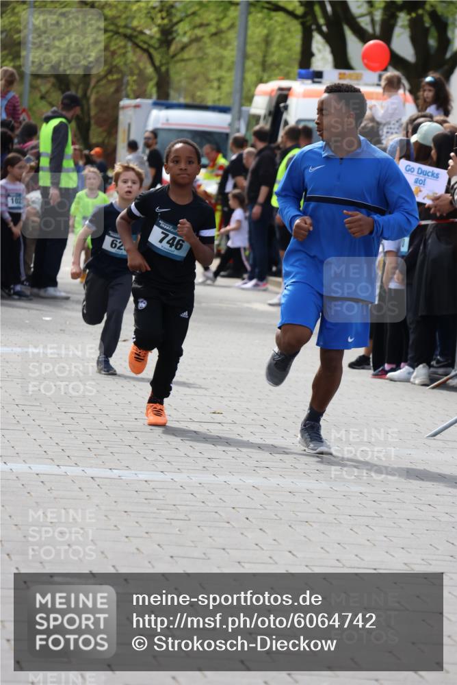 07.04.2024 - 43. Internationalen Wilhelmsburger Insellauf Strokosch-Dieckow http://msf.ph/oto/6064742 07.04.2024 13:08:57 Ziel 15, 597, 628, 746 meine-sportfotos.de