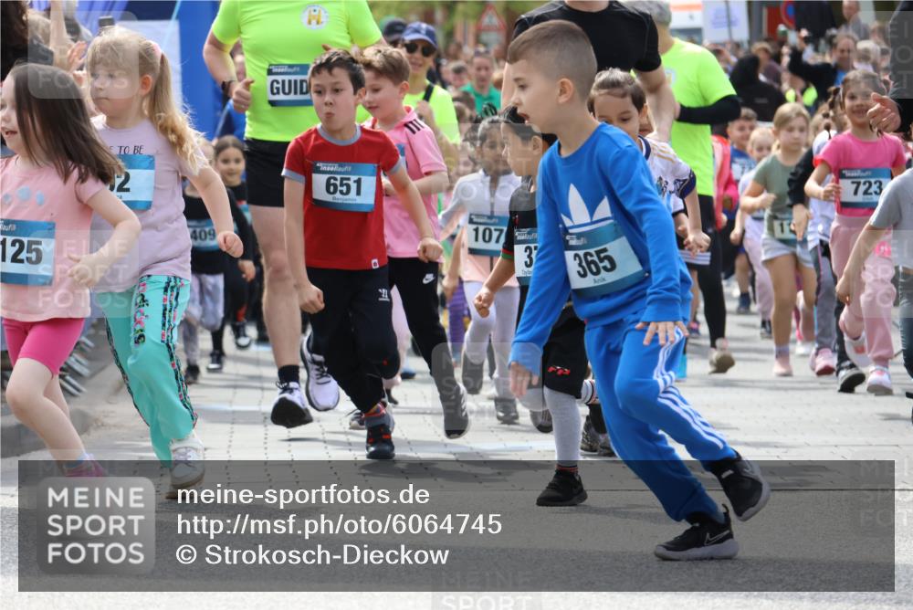07.04.2024 - 43. Internationalen Wilhelmsburger Insellauf Strokosch-Dieckow http://msf.ph/oto/6064745 07.04.2024 13:04:49 Ziel 3107, 3108, 17, 26, 76, 89, 90, 94, 98, 168, 169, 177, 179, 180, 292, 296, 298, 299, 300, 301, 310, 312, 313, 316, 334, 336, 337, 340, 342, 390, 436, 447, 602, 604, 625, 631, 642, 645, 655, 664, 671, 674, 675, 680, 692, 693, 700, 701, 714, 715, 717, 718, 719, 721, 722, 726, 731, 735, 741, 742, 743, 751, 753, 762, 764, 766, 767, 768, 776, 893, 896, 897, 899, 900, 903, 905, 906, 910, 912, 914, 915, 916, 920, 921, 923, 924, 925, 934, 1060, 1070, 1120, 1137 meine-sportfotos.de