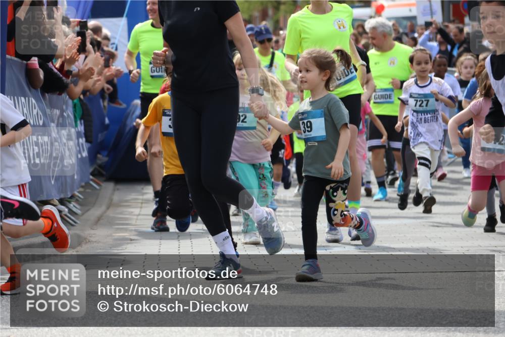 07.04.2024 - 43. Internationalen Wilhelmsburger Insellauf Strokosch-Dieckow http://msf.ph/oto/6064748 07.04.2024 13:04:47 Ziel 3107, 3108, 17, 26, 94, 98, 108, 169, 177, 179, 180, 292, 296, 301, 312, 334, 336, 337, 338, 339, 340, 342, 375, 390, 436, 445, 447, 602, 604, 625, 631, 642, 645, 655, 664, 671, 674, 675, 680, 692, 693, 700, 701, 712, 714, 715, 716, 717, 718, 719, 720, 721, 722, 724, 725, 726, 728, 729, 731, 735, 741, 742, 743, 744, 749, 750, 751, 753, 754, 897, 900, 903, 906, 910, 913, 914, 915, 916, 918, 920, 921, 923, 924, 925, 926, 1060, 1070, 1086, 1115, 1120, 1137 meine-sportfotos.de