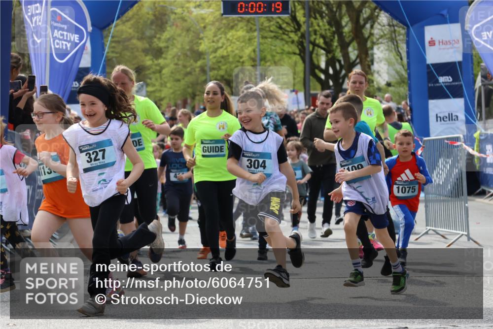 07.04.2024 - 43. Internationalen Wilhelmsburger Insellauf Strokosch-Dieckow http://msf.ph/oto/6064751 07.04.2024 13:04:43 Ziel 3107, 3108, 26, 37, 53, 108, 229, 334, 336, 337, 338, 339, 340, 342, 343, 365, 367, 375, 390, 399, 409, 411, 412, 414, 433, 436, 445, 447, 588, 602, 604, 605, 628, 642, 651, 680, 692, 712, 713, 715, 716, 717, 718, 719, 720, 721, 723, 724, 725, 726, 727, 728, 729, 730, 735, 742, 743, 744, 745, 746, 747, 748, 749, 750, 751, 752, 753, 754, 910, 913, 914, 915, 916, 918, 920, 921, 922, 923, 924, 925, 926, 1070, 1076, 1086, 1114, 1115, 1125, 1128 meine-sportfotos.de