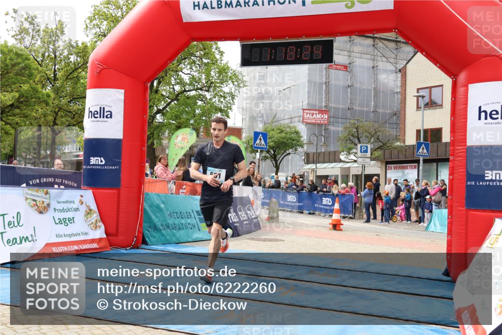 05.05.2024 - 7. Wedeler Halbmarathon Strokosch-Dieckow http://msf.ph/oto/6222260 05.05.2024 11:18:24 Ziel 591, 904, 908 meine-sportfotos.de