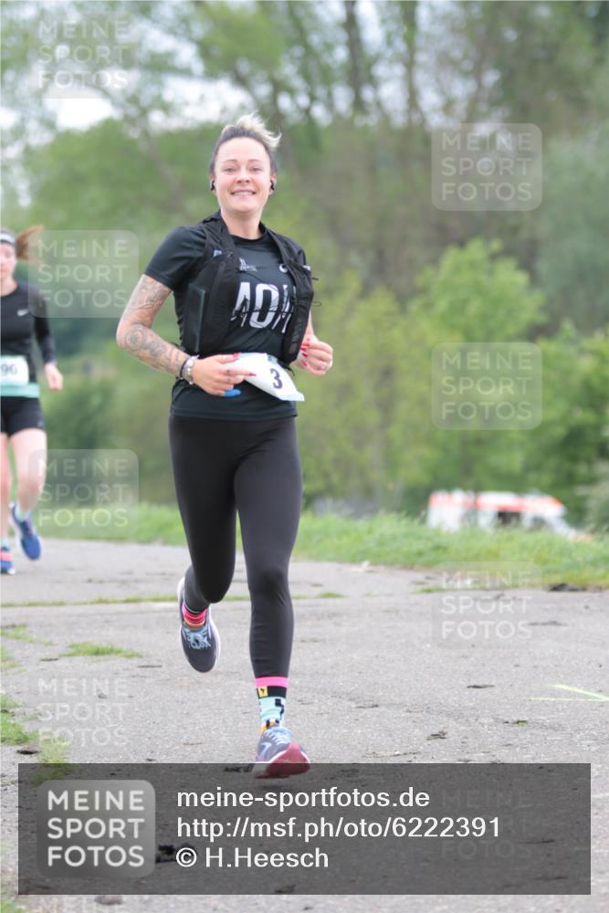 05.05.2024 - 7. Wedeler Halbmarathon H.Heesch http://msf.ph/oto/6222391 05.05.2024 11:17:38 Laufen 90, 3 meine-sportfotos.de