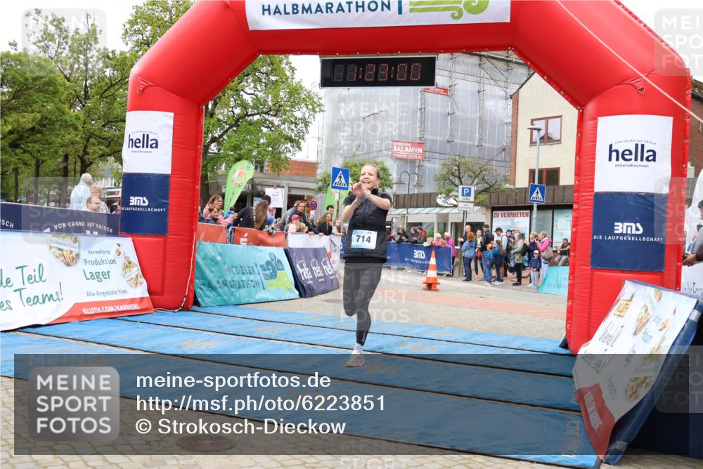 05.05.2024 - 7. Wedeler Halbmarathon Strokosch-Dieckow http://msf.ph/oto/6223851 05.05.2024 11:22:59 Ziel 199, 592, 714 meine-sportfotos.de