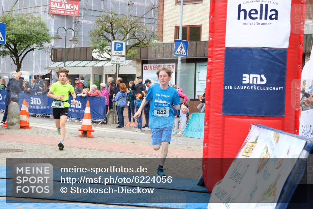05.05.2024 - 7. Wedeler Halbmarathon Strokosch-Dieckow http://msf.ph/oto/6224056 05.05.2024 11:23:19 Ziel 240, 524, 842, 846 meine-sportfotos.de