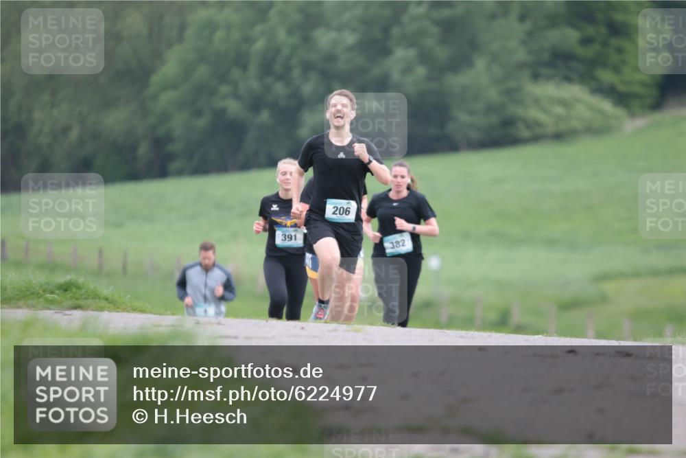 05.05.2024 - 7. Wedeler Halbmarathon H.Heesch http://msf.ph/oto/6224977 05.05.2024 11:16:44 Laufen 391, 206, 382 meine-sportfotos.de