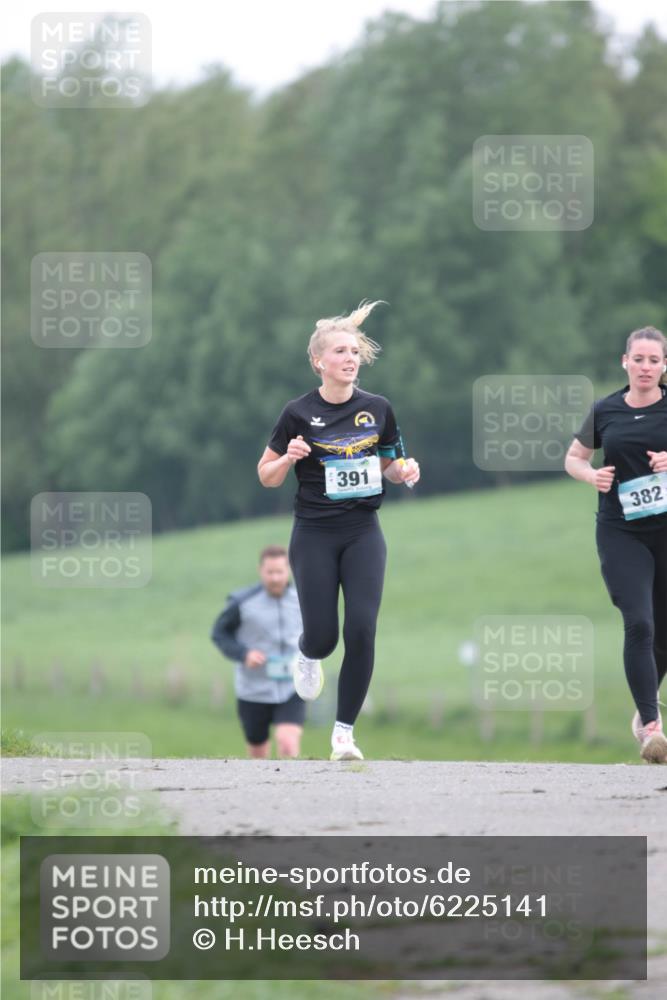 05.05.2024 - 7. Wedeler Halbmarathon H.Heesch http://msf.ph/oto/6225141 05.05.2024 11:16:49 Laufen 391, 382 meine-sportfotos.de