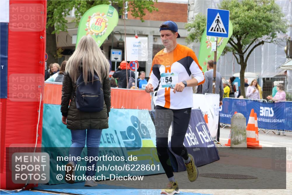 05.05.2024 - 7. Wedeler Halbmarathon Strokosch-Dieckow http://msf.ph/oto/6228601 05.05.2024 12:03:55 Ziel 54, 262, 263, 462 meine-sportfotos.de
