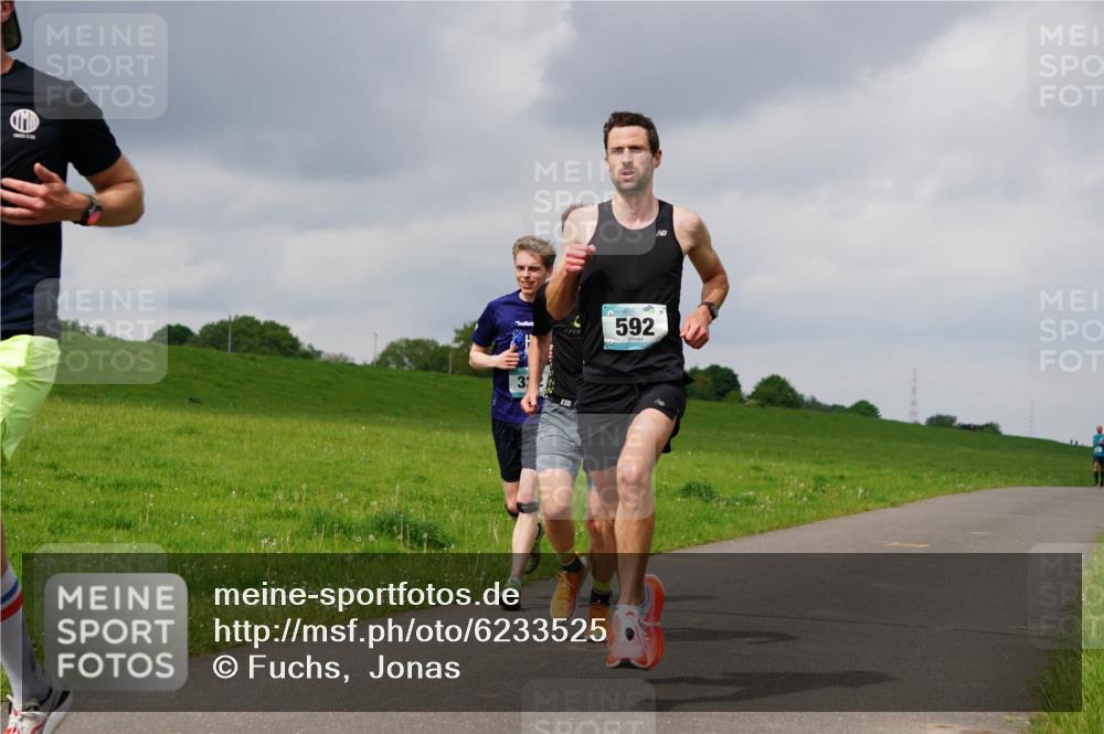05.05.2024 - 7. Wedeler Halbmarathon Fuchs,  Jonas http://msf.ph/oto/6233525 05.05.2024 11:16:26 Laufen 592, 32, 238 meine-sportfotos.de