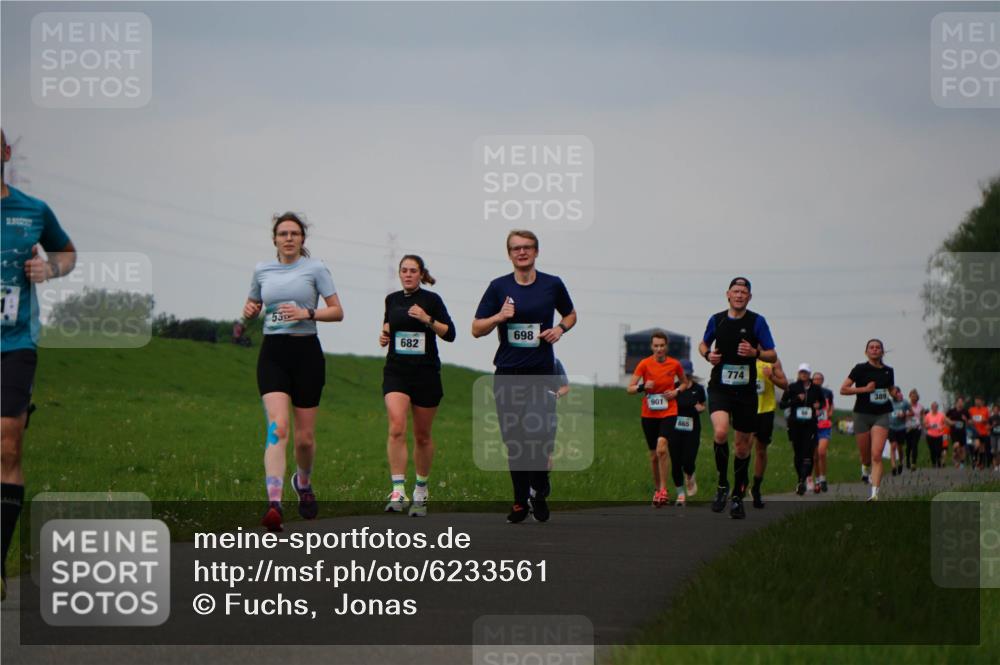 05.05.2024 - 7. Wedeler Halbmarathon Fuchs,  Jonas http://msf.ph/oto/6233561 05.05.2024 11:16:38 Laufen 53, 698, 682, 901, 865, 774, 389 meine-sportfotos.de