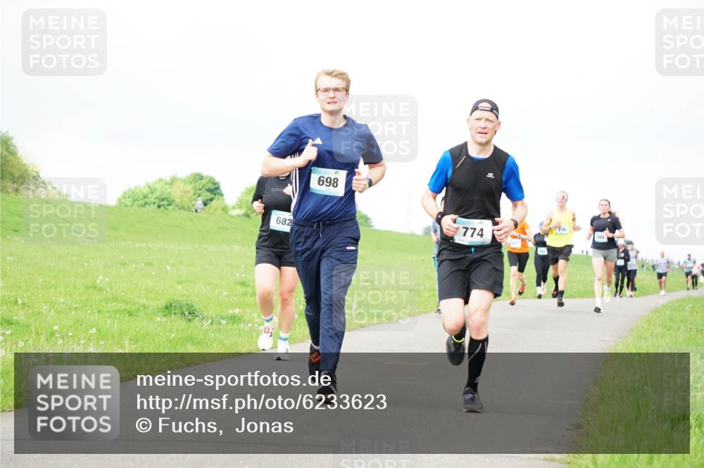 05.05.2024 - 7. Wedeler Halbmarathon Fuchs,  Jonas http://msf.ph/oto/6233623 05.05.2024 11:16:49 Laufen 698, 682, 774, 901, 776, 389 meine-sportfotos.de