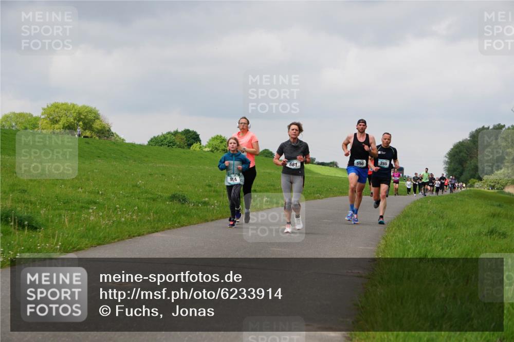 05.05.2024 - 7. Wedeler Halbmarathon Fuchs,  Jonas http://msf.ph/oto/6233914 05.05.2024 11:17:46 Laufen 914, 681, 590, 285 meine-sportfotos.de