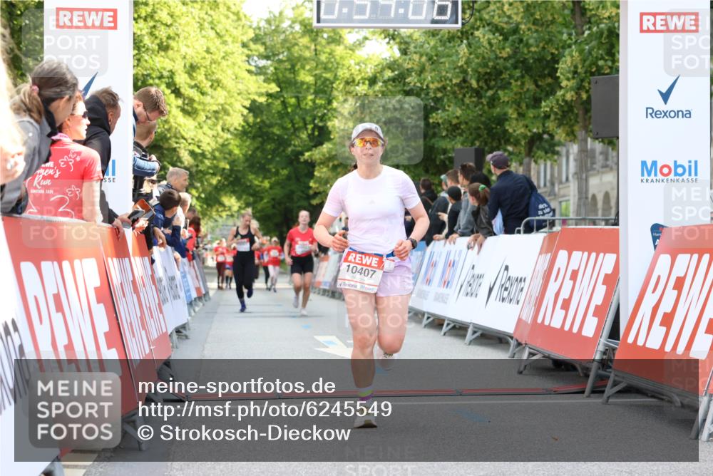 08.06.2024 - REWE Women's Run Strokosch-Dieckow http://msf.ph/oto/6245549 09.06.2024 09:54:35 Ziel 10267, 10407, 10523 meine-sportfotos.de