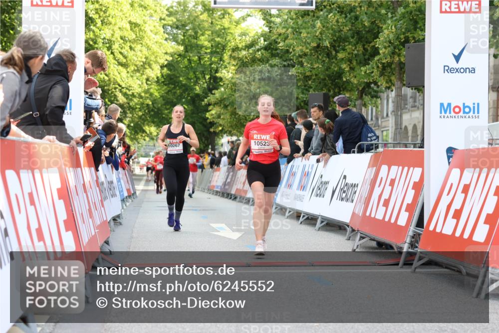 08.06.2024 - REWE Women's Run Strokosch-Dieckow http://msf.ph/oto/6245552 09.06.2024 09:54:39 Ziel 10267, 10407, 10523 meine-sportfotos.de