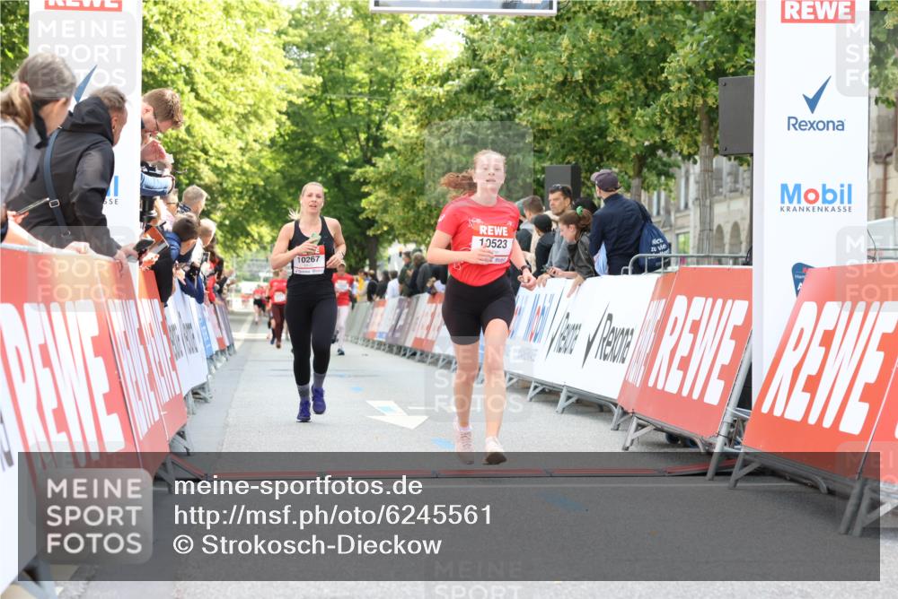 08.06.2024 - REWE Women's Run Strokosch-Dieckow http://msf.ph/oto/6245561 09.06.2024 09:54:40 Ziel 10267, 10407, 10523 meine-sportfotos.de