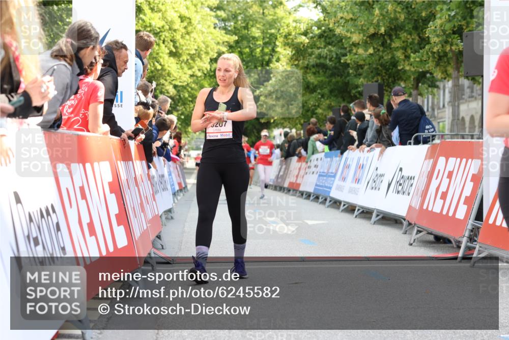 08.06.2024 - REWE Women's Run Strokosch-Dieckow http://msf.ph/oto/6245582 09.06.2024 09:54:43 Ziel 10016, 10068, 10267, 10523, 10800 meine-sportfotos.de