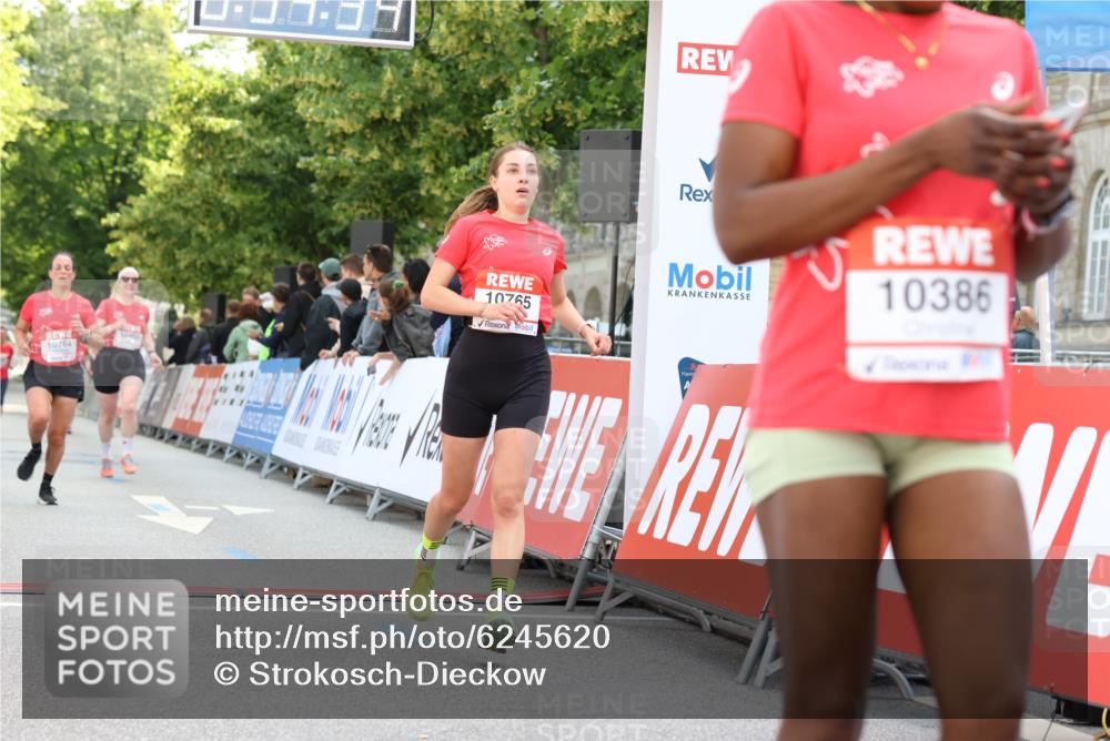 08.06.2024 - REWE Women's Run Strokosch-Dieckow http://msf.ph/oto/6245620 09.06.2024 09:55:03 Ziel 10386, 10459, 10764, 10765 meine-sportfotos.de
