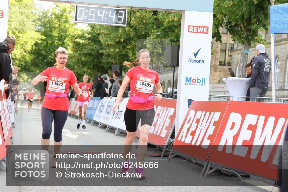 08.06.2024 - REWE Women's Run Strokosch-Dieckow http://msf.ph/oto/6245666 09.06.2024 09:55:13 Ziel 10482, 10483, 10754 meine-sportfotos.de